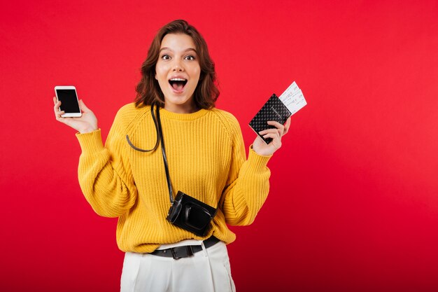 Ritratto di una donna allegra che tiene telefono cellulare