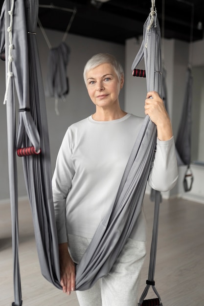 Ritratto di una donna anziana in palestra