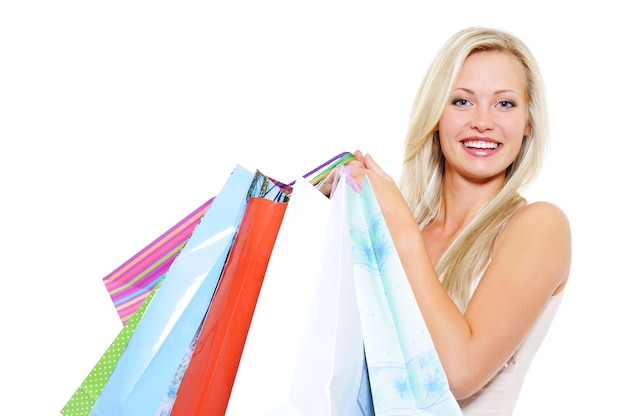 Ritratto di una donna bionda che ride attraente presente acquisti dopo lo shopping