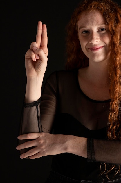 Ritratto di una donna che insegna la lingua dei segni