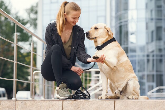 Ritratto di una donna con il suo bellissimo cane