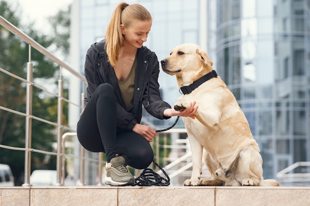 Ritratto di una donna con il suo bellissimo cane