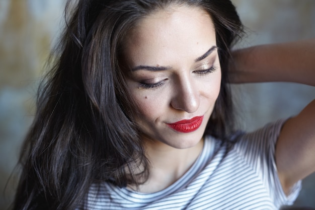 Ritratto di una donna espressiva in posa in studio