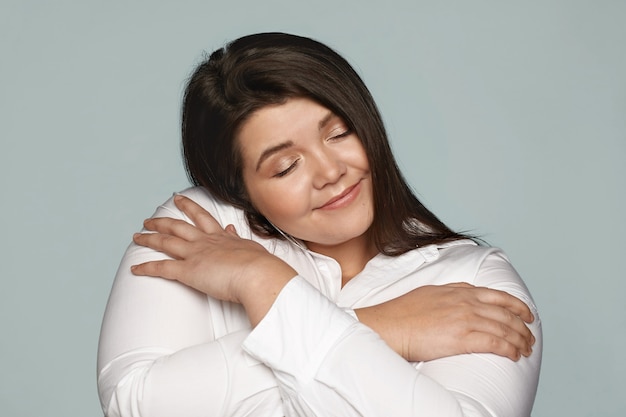 Ritratto di una donna espressiva in studio