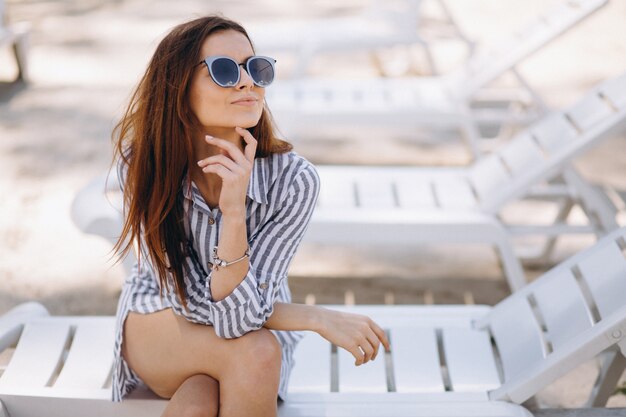 Ritratto di una donna felice in spiaggia