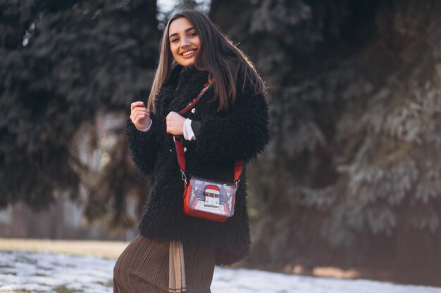 Ritratto di una donna fuori nel parco