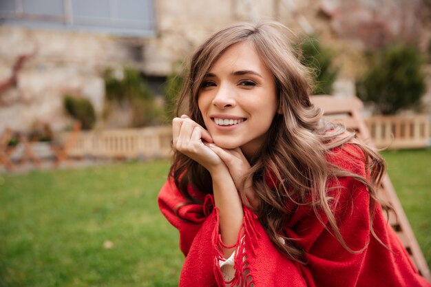 Ritratto di una donna graziosa che riposa al parco