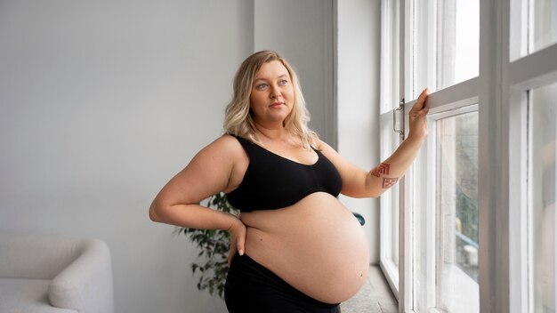 Ritratto di una donna incinta in taglia plus