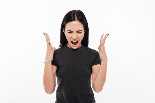Ritratto di una donna infastidita arrabbiata che grida forte