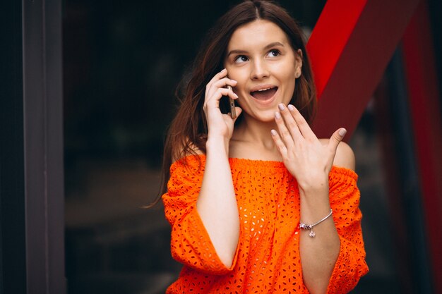 Ritratto di una donna sorpresa con il telefono