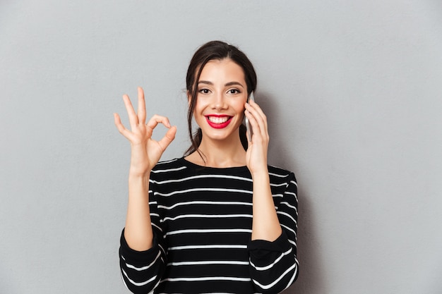 Ritratto di una donna sorridente che parla sul telefono cellulare