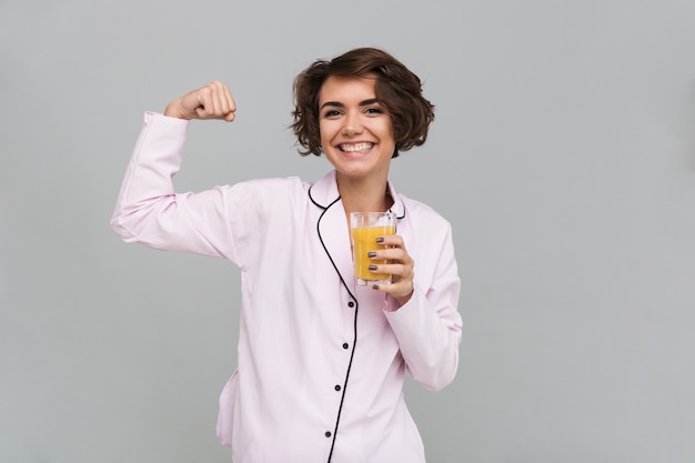 Ritratto di una donna sorridente in buona salute in pigiama