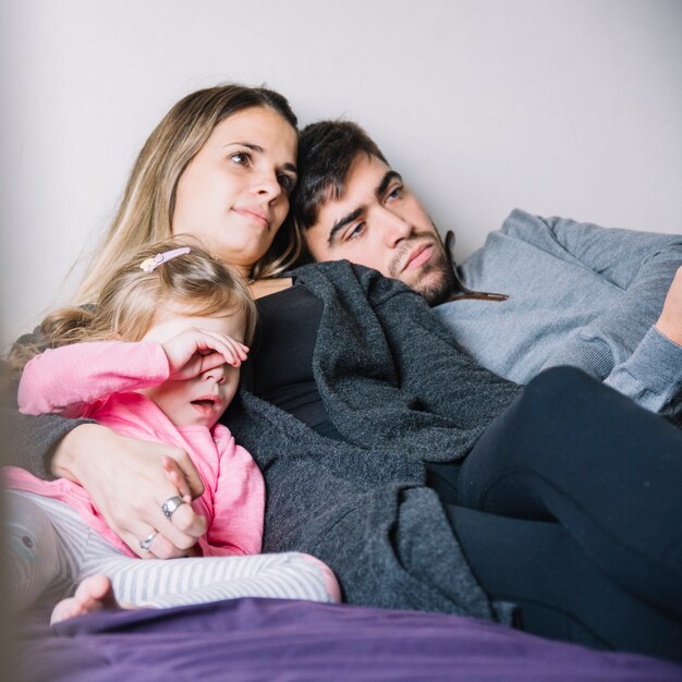 Ritratto di una famiglia di relax sul letto