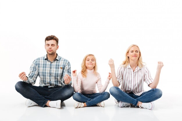 Ritratto di una famiglia felice in meditazione