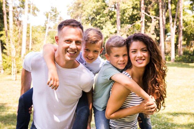 Ritratto di una famiglia felice nel parco