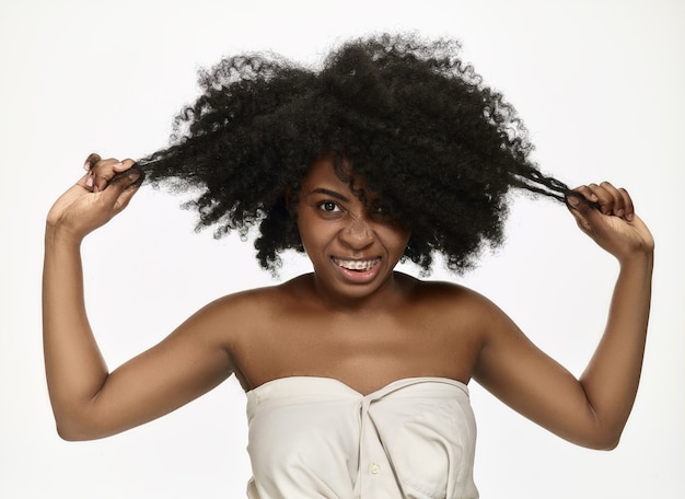 Ritratto di una giovane donna afroamericana nera sorridente con bretelle