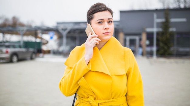 Ritratto di una giovane donna che parla su smartphone