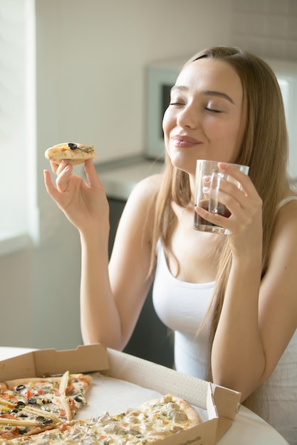 Ritratto di una giovane donna con pizza in mano