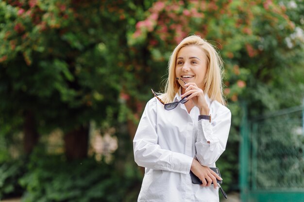 Ritratto di una giovane donna d'affari sorridente bionda