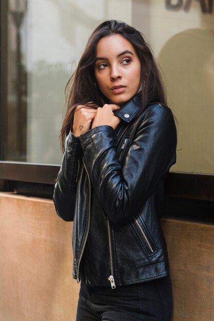 Ritratto di una giovane donna in giacca nera, guardando lontano