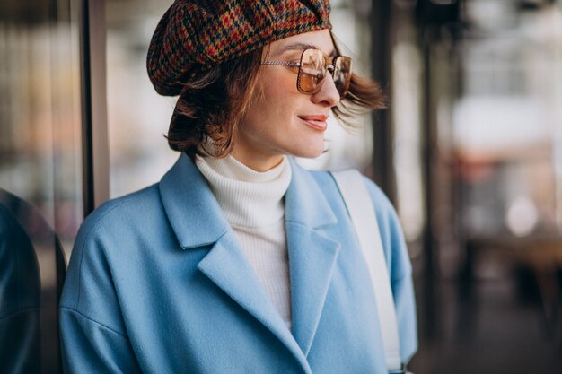 Ritratto di una giovane donna in occhiali da sole e cappello