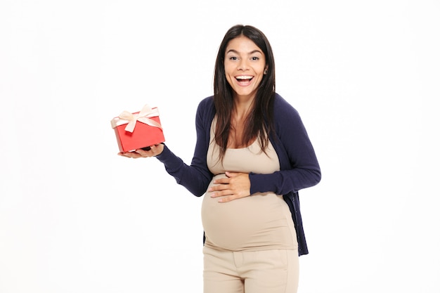 Ritratto di una giovane donna incinta felice