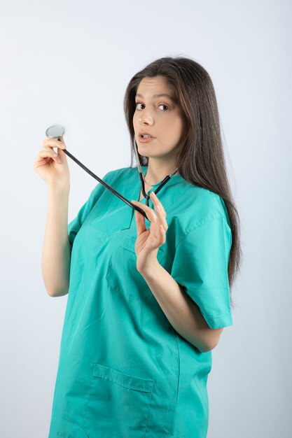 Ritratto di una giovane donna medico con stetoscopio in uniforme.