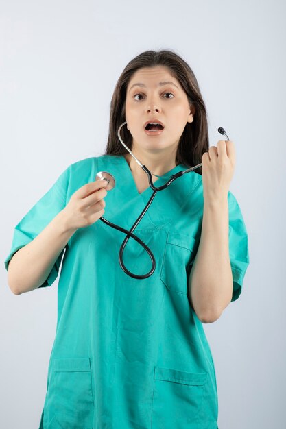 Ritratto di una giovane donna medico con stetoscopio in uniforme.