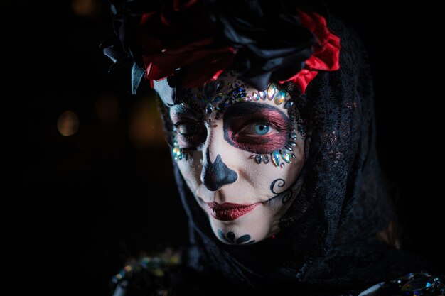 Ritratto di una giovane donna nello stile della festa messicana Day of the Dead