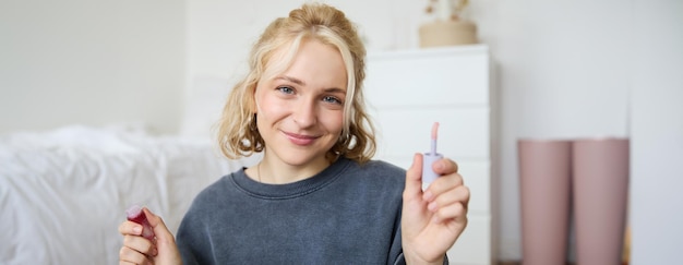 Ritratto di una giovane e bella donna creatrice di contenuti che crea un nuovo video di bellezza vlog che mostra il rossetto