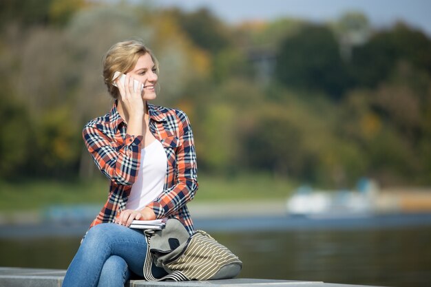 Ritratto di una giovane ragazza al ponte, parlando al telefono