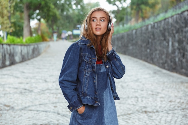 Ritratto di una giovane ragazza carina ascoltando musica