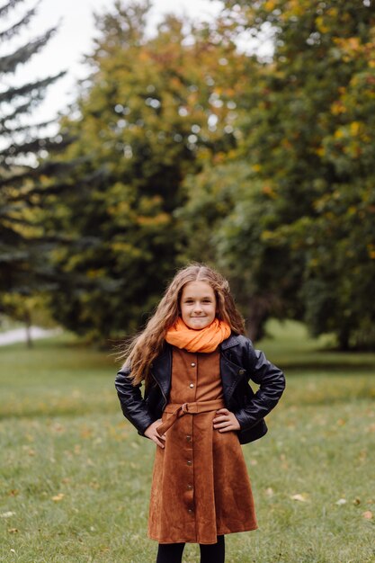 Ritratto di una giovane ragazza sorridente