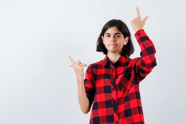 Ritratto di una piccola bella ragazza rivolta verso l'alto