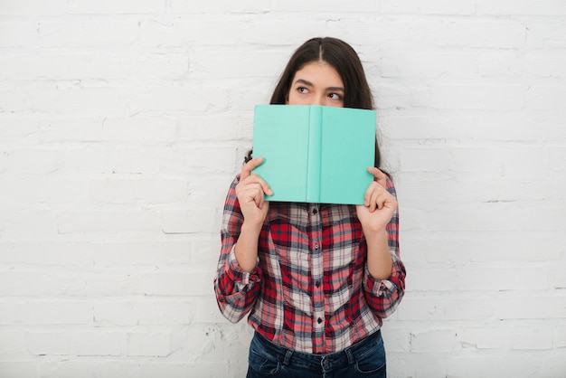 Ritratto di una ragazza adolescente con il libro