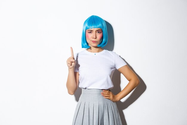 Ritratto di una ragazza asiatica in una parrucca corta blu