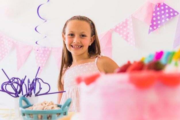 Ritratto di una ragazza carina sorridente in festa di compleanno