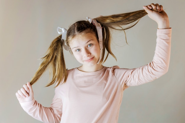 Ritratto di una ragazza che tiene i capelli