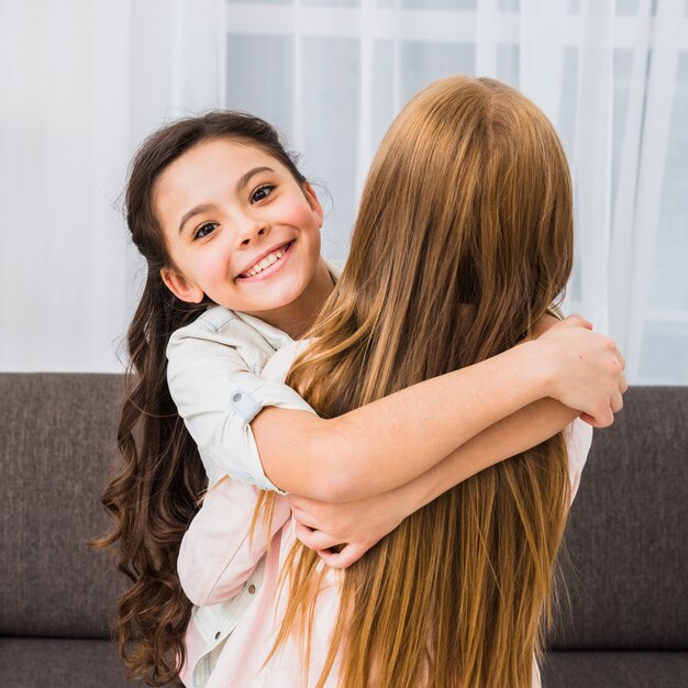 Ritratto di una ragazza felice abbracciando la sua amica