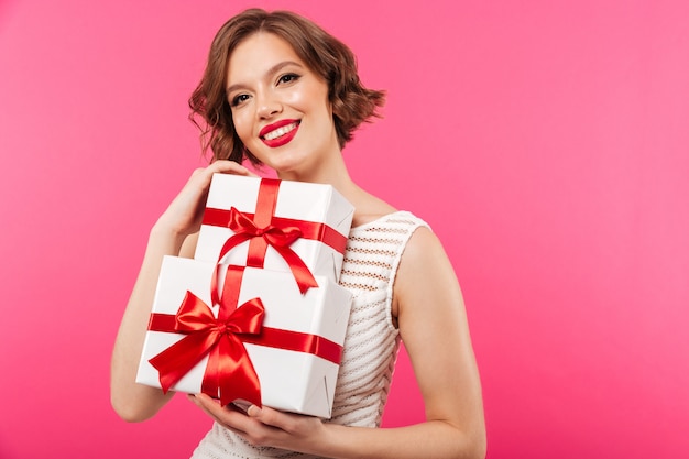 Ritratto di una ragazza felice vestita in abito