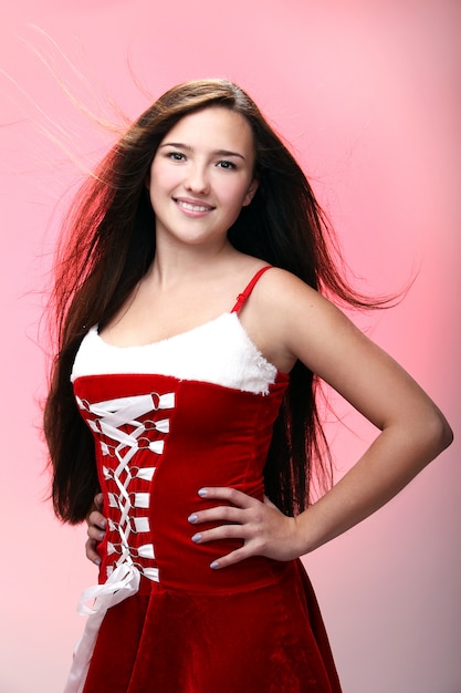 Ritratto di una ragazza sorridente che indossa un abito rosso di Natale