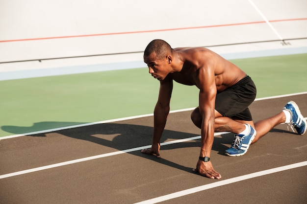 Ritratto di uno sportivo afroamericano in buona salute concentrato