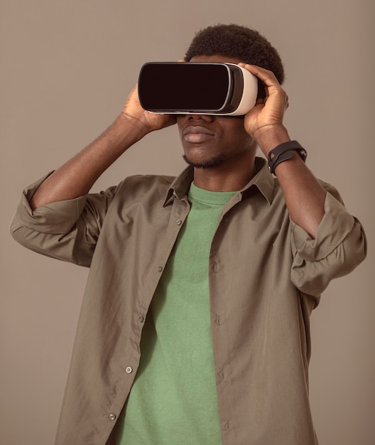Ritratto di uomo afro-americano utilizzando le cuffie da realtà virtuale