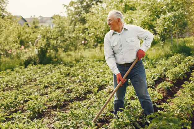 Ritratto di uomo anziano in un cappello di giardinaggio