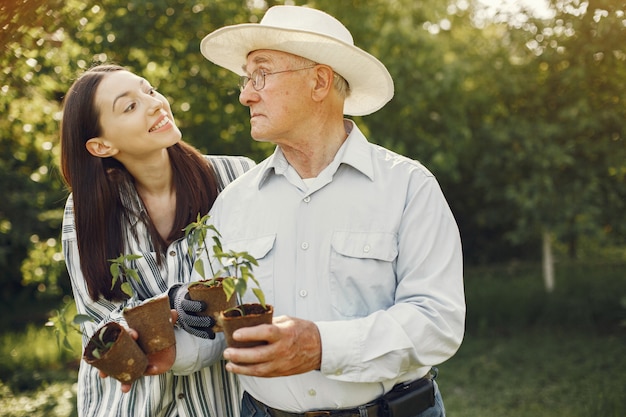 Ritratto di uomo anziano in un cappello giardinaggio con granddaugher