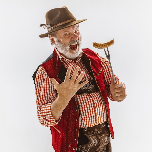 Ritratto di uomo anziano Oktoberfest con cappello, indossando i tradizionali abiti bavaresi