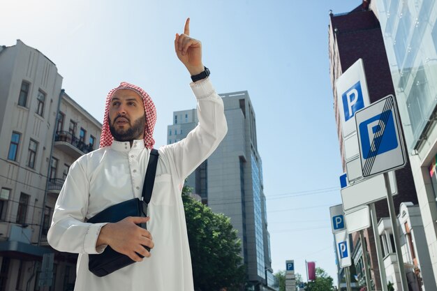 Ritratto di uomo arabo in città. Stile di vita