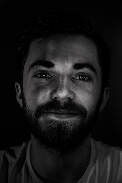 Ritratto di uomo barbuto sorridente