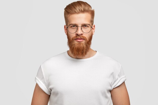 Ritratto di uomo bello elegante con pettinatura alla moda, sembra seriamente