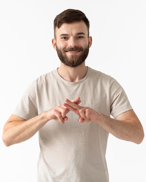 Ritratto di uomo che insegna la lingua dei segni